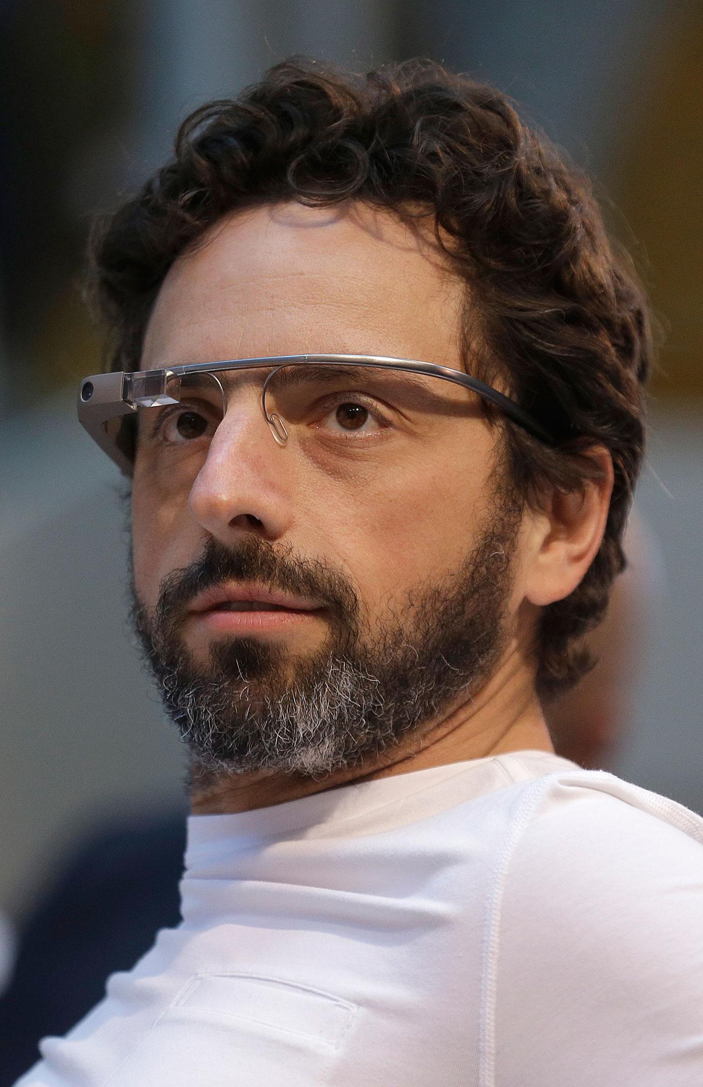 Den andra grundaren Sergey Brin i ett par Google-glasögon.