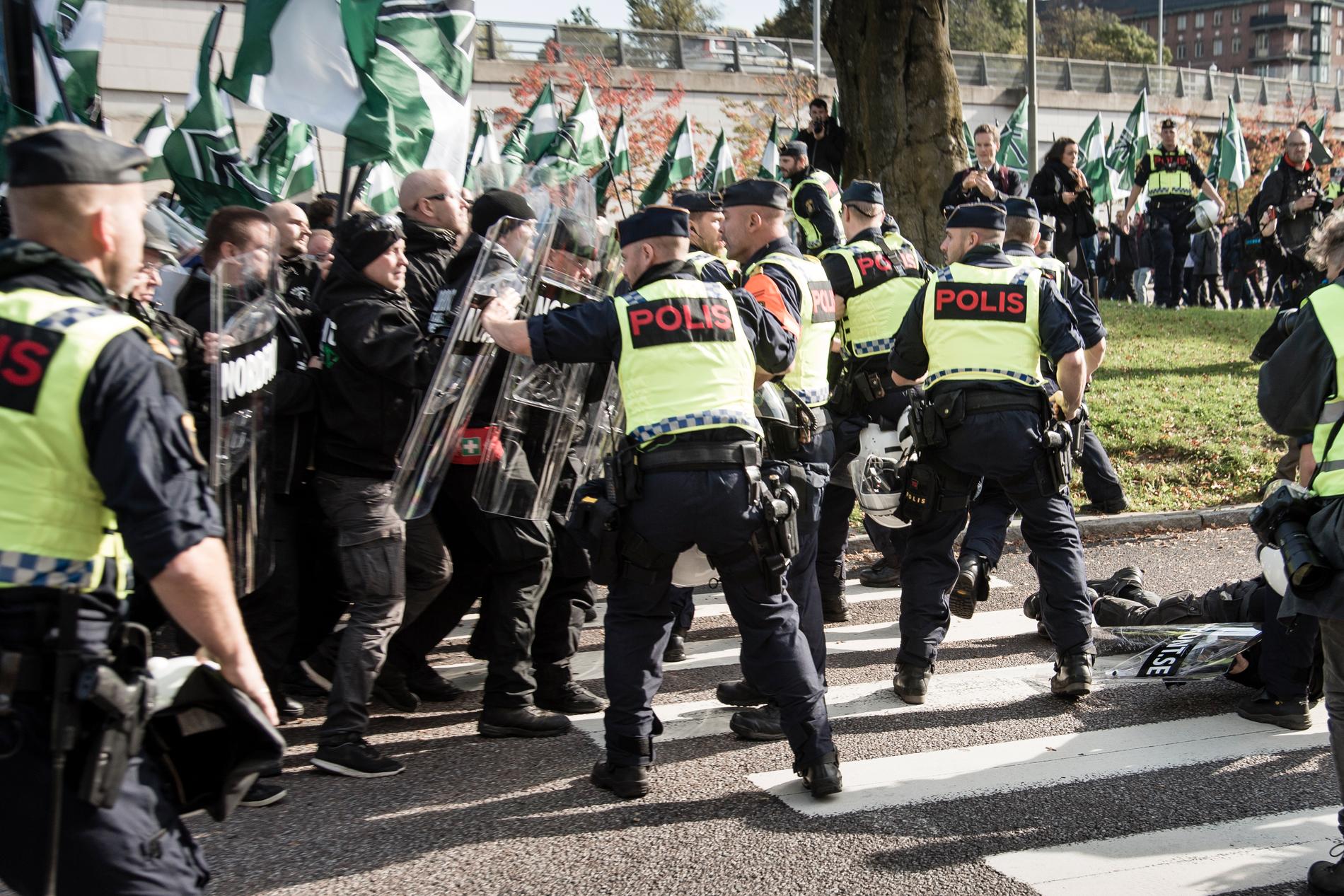 Här bråkar nazister från Nordiska motståndsrörelsen med polisen.