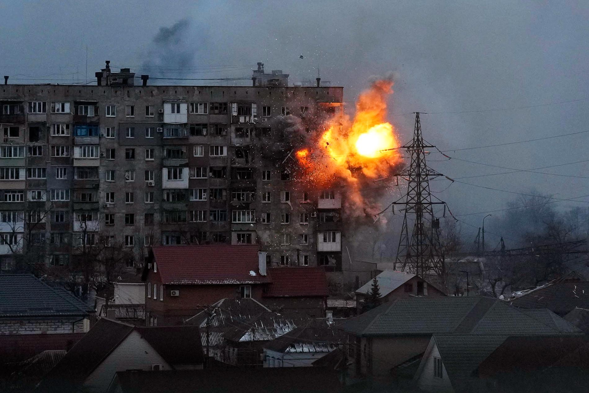 En rysk stridsvagn skjuter mot ett boningshus i Mariupol, den 11 mars 2022. Bild från filmen “20 Days in Mariupol.”     