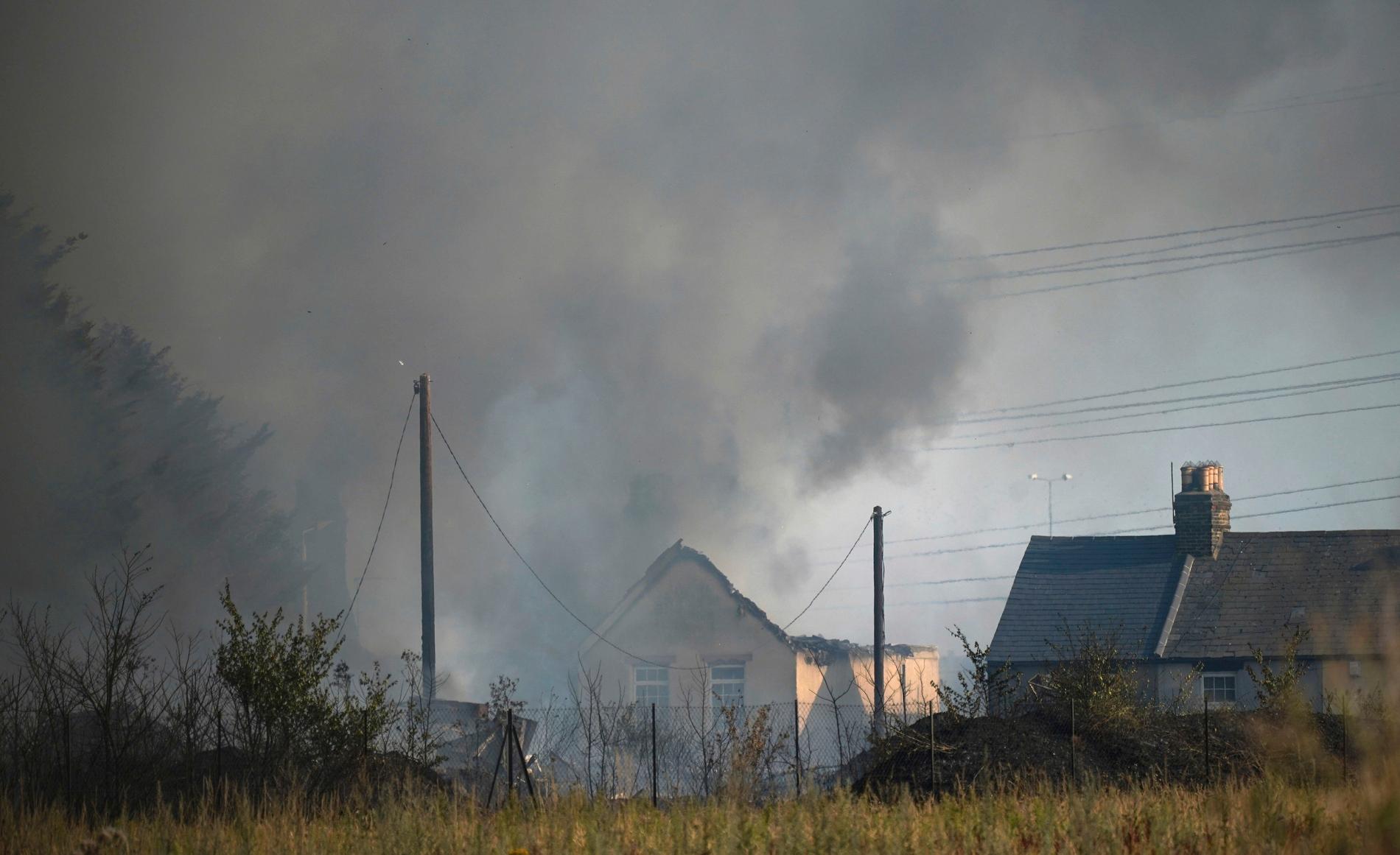 En brand i Wennington öster om London spred sig till bostadshus i byn.