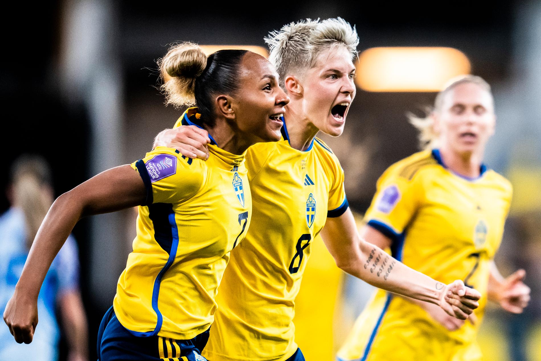 Madelen Janogy och Lina Hurtig jublar efter Hurtigs 2–2-mål mot Spanien. 