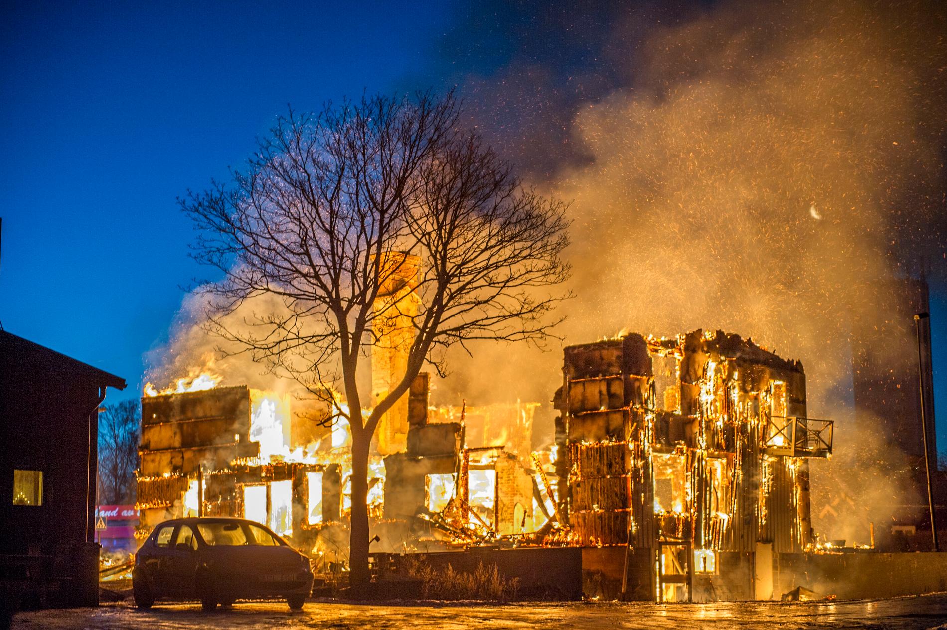 Ett flerfamiljshus i Söderbärke i Smedjebackens kommun i Dalarna har totalförstörts i en brand.