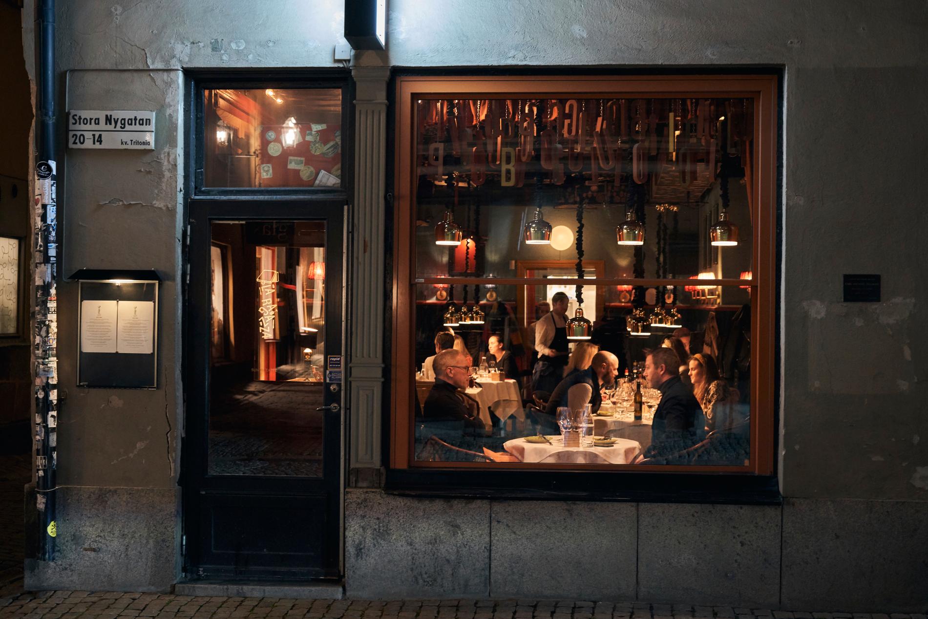 Gatorna i Stockholm är ödsliga men inte tomma, och vissa går fortfarande ut och äter på restaurang, konstaterar The New York Times i ett reportage på lördagen. Arkivbild.