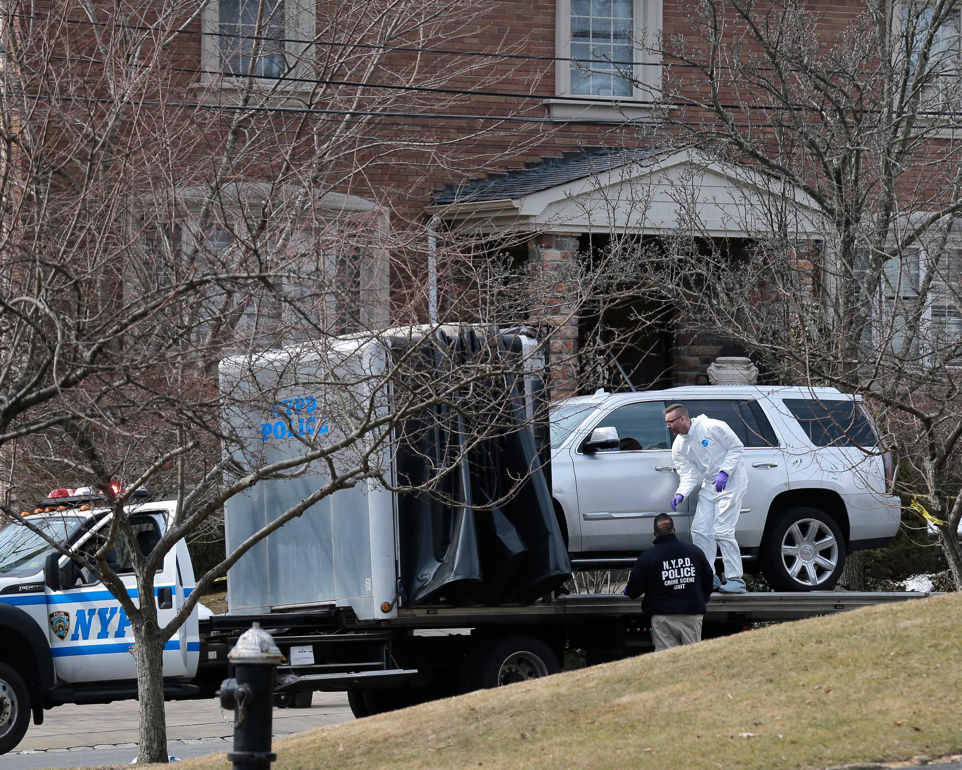 Polisens tekniker lastar en bil utanför Francesco Calis hus på Staten Island efter mordet.
