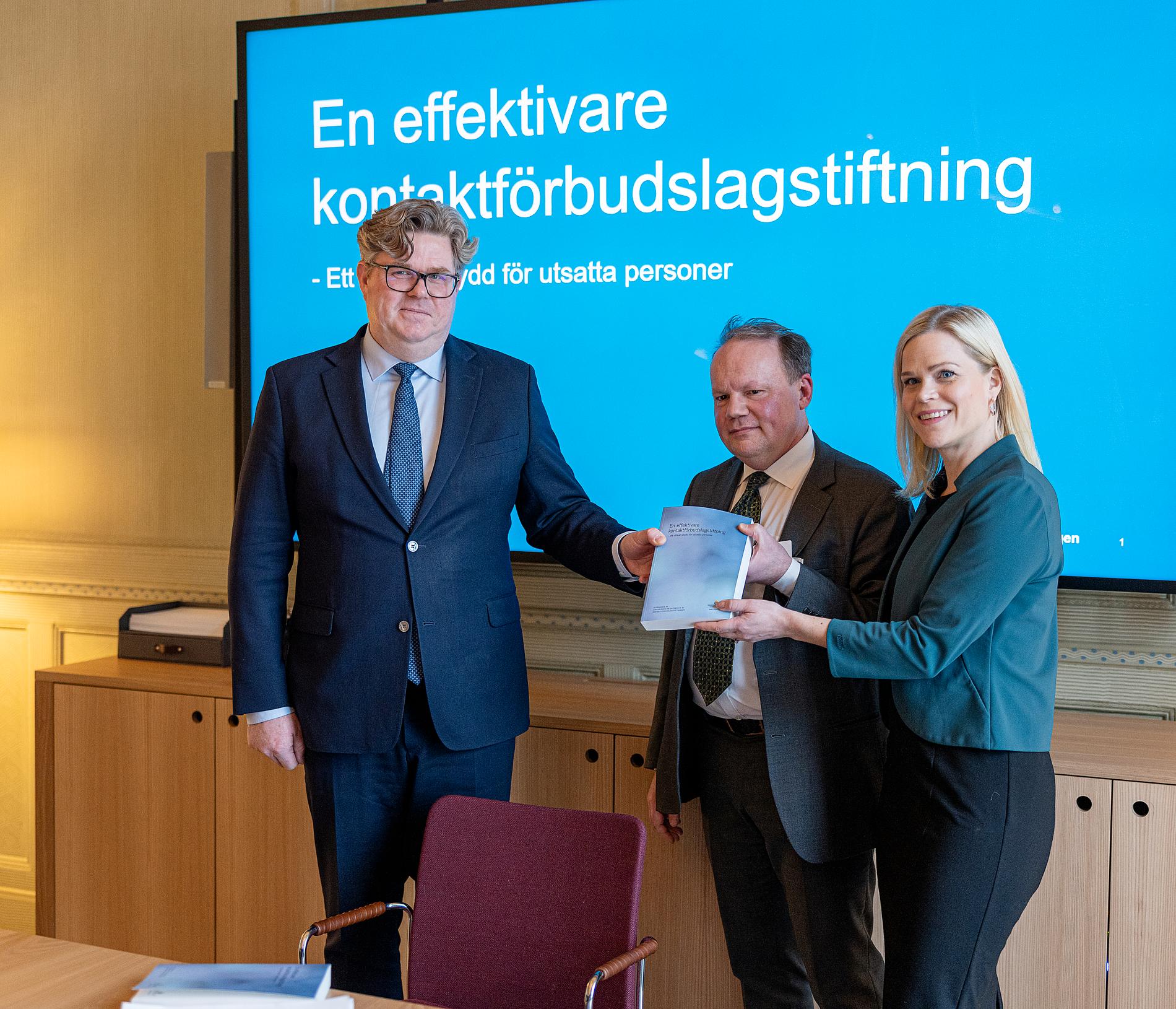 Utredningen lämnar över sitt betänkande till justitieminister Gunnar Strömmer och jämställdhetsminister Paulina Brandberg. 