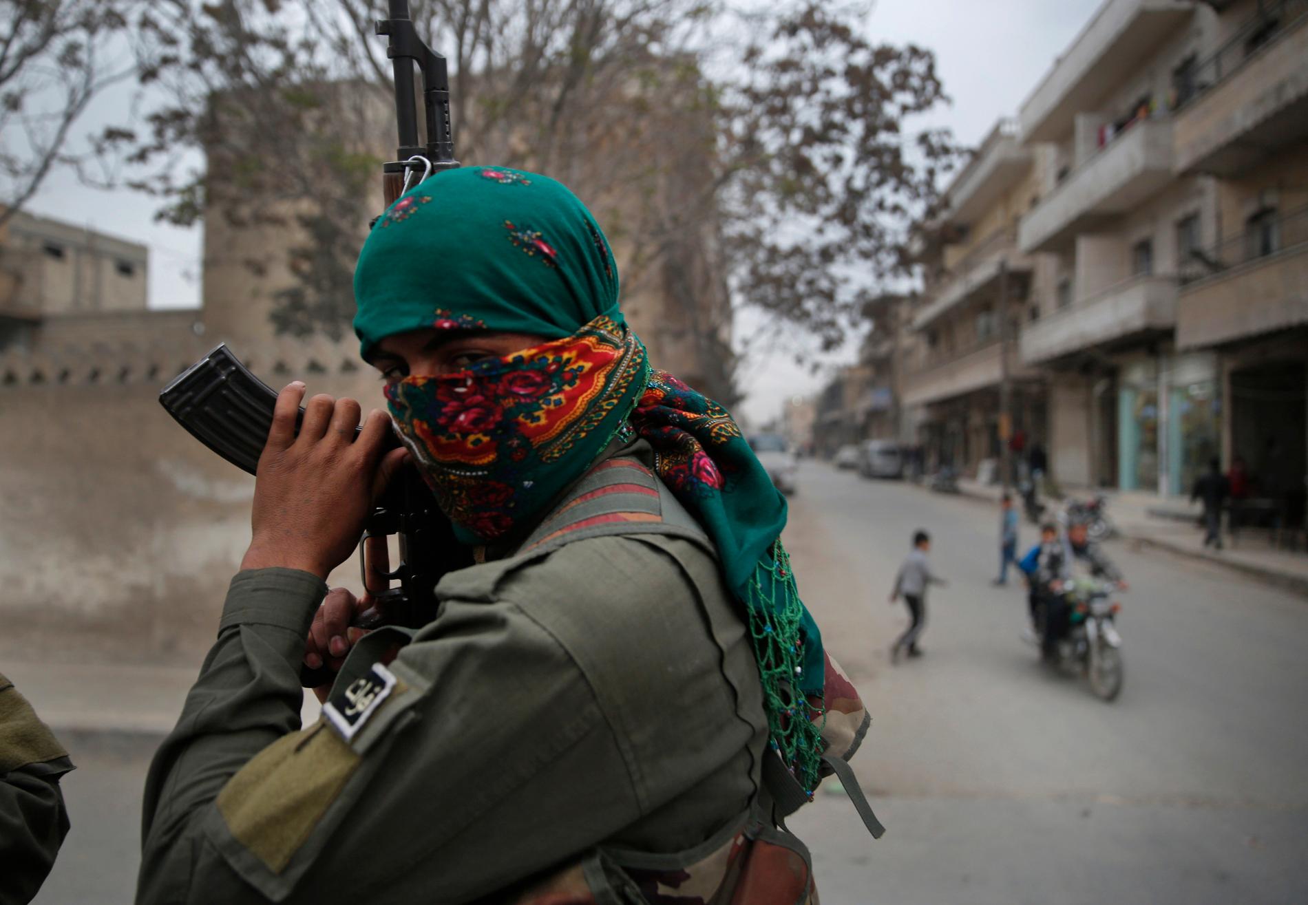 Kurdiska styrkor i Manbij. Bilden är från i mars i fjol.