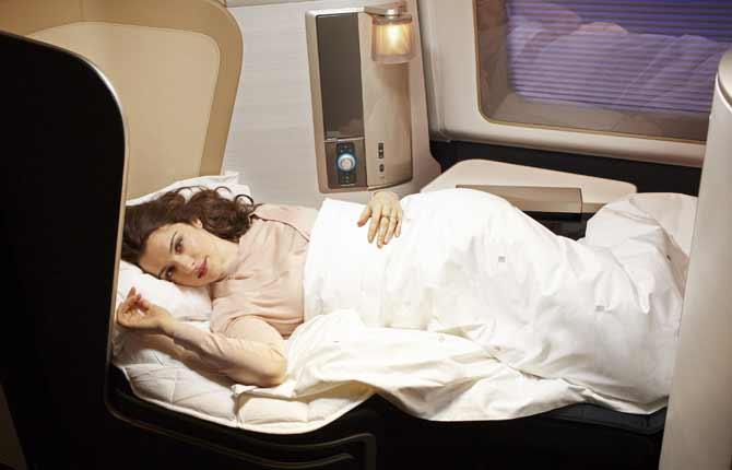BRITISH AIRWAYS James Bonds favoritflygbolag lanserade ”New first” för några år sedan, med bland annat 60 procent bredare säng än tidigare, egen garderob och skrivbord samt 15 tums tv-skärm. Service i form av spa och lyxiga måltider. På bilden provligger skådespelerskan Rachel Weisz de nya sängarna. Prisexempel: London-Chicago 53 700 kr t/r.