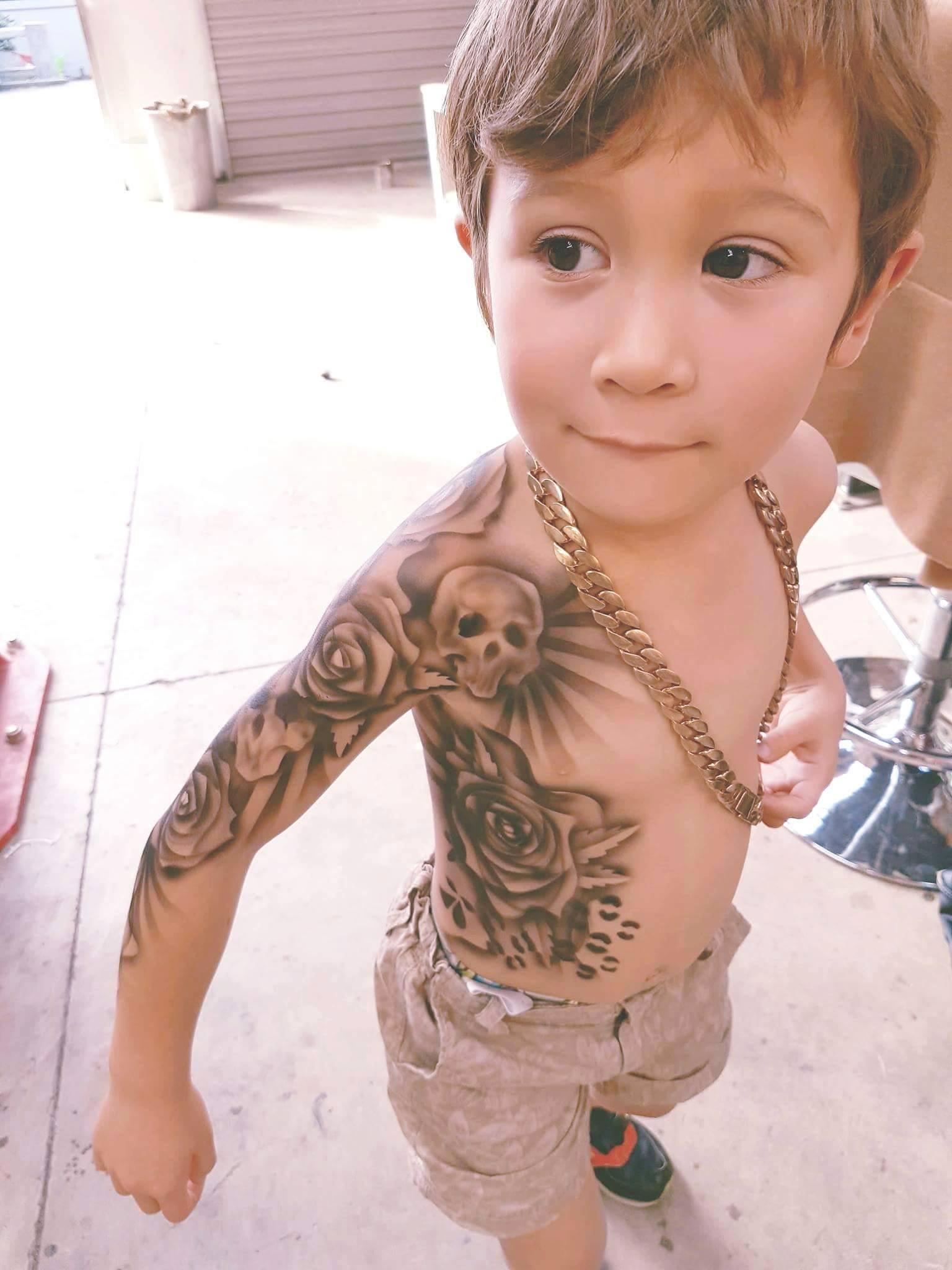 Nu väntar Benjamin Lloyd bara på godkännande från sjukhuset för att få komma och tatuera inlagda barn.