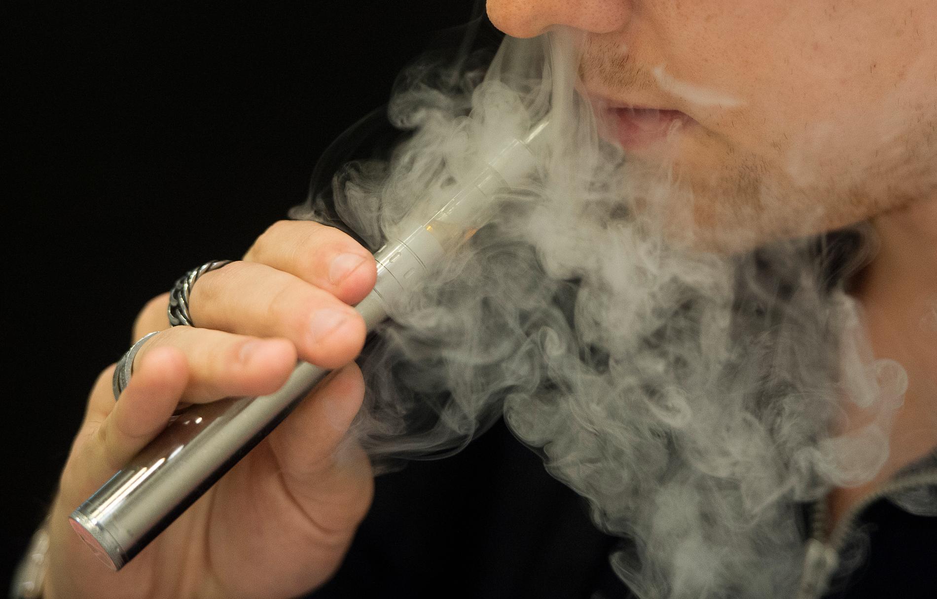 I USA har fem personer avlidit i dödsfall som kopplas till e-cigaretter. I Sverige finns inga liknande dödsfall enligt Giftinformationscentralen. Arkivbild.