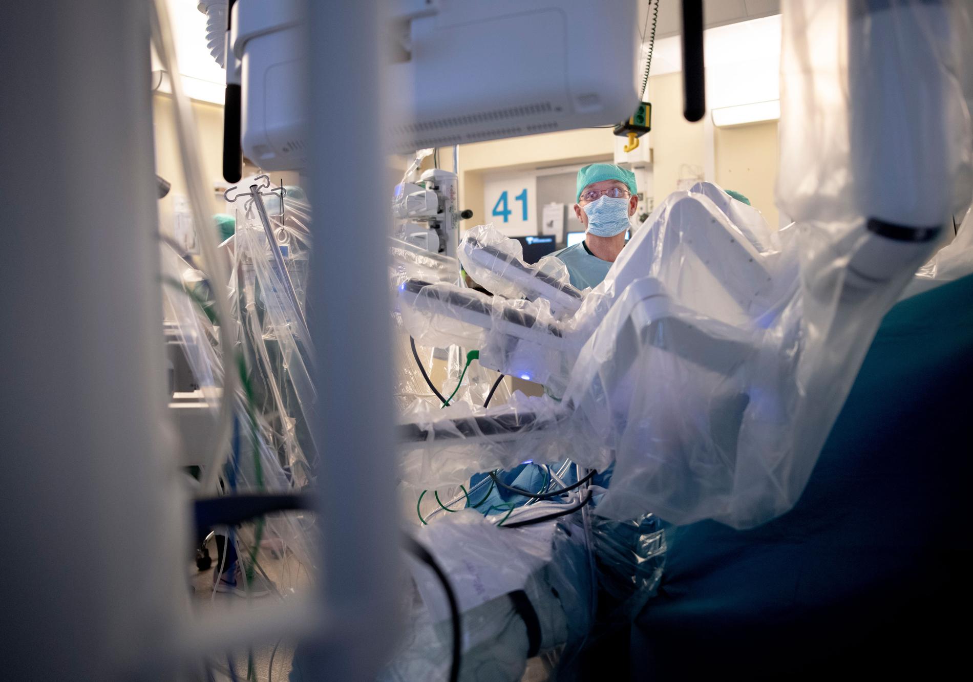 Robotkirurgi är det senaste i forskningen som Mats Brännström, professor vid Sahlgrenska akademin, och hans kollegor bedriver kring livmodertransplantationer.