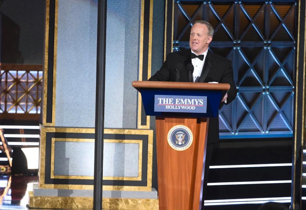 Donald Trumps pressekreterare Sean Spicer skojade om sina lögner på Emmy-galan. 