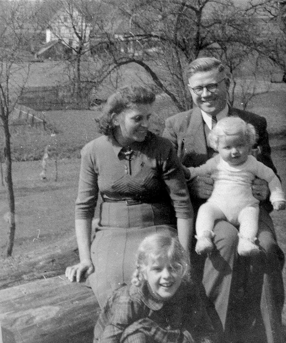 Geraldine Schwarzs farfar, farmor, pappa och faster. I "Medlöpare" skriver hon om sin familjehistoria. Pressbild.