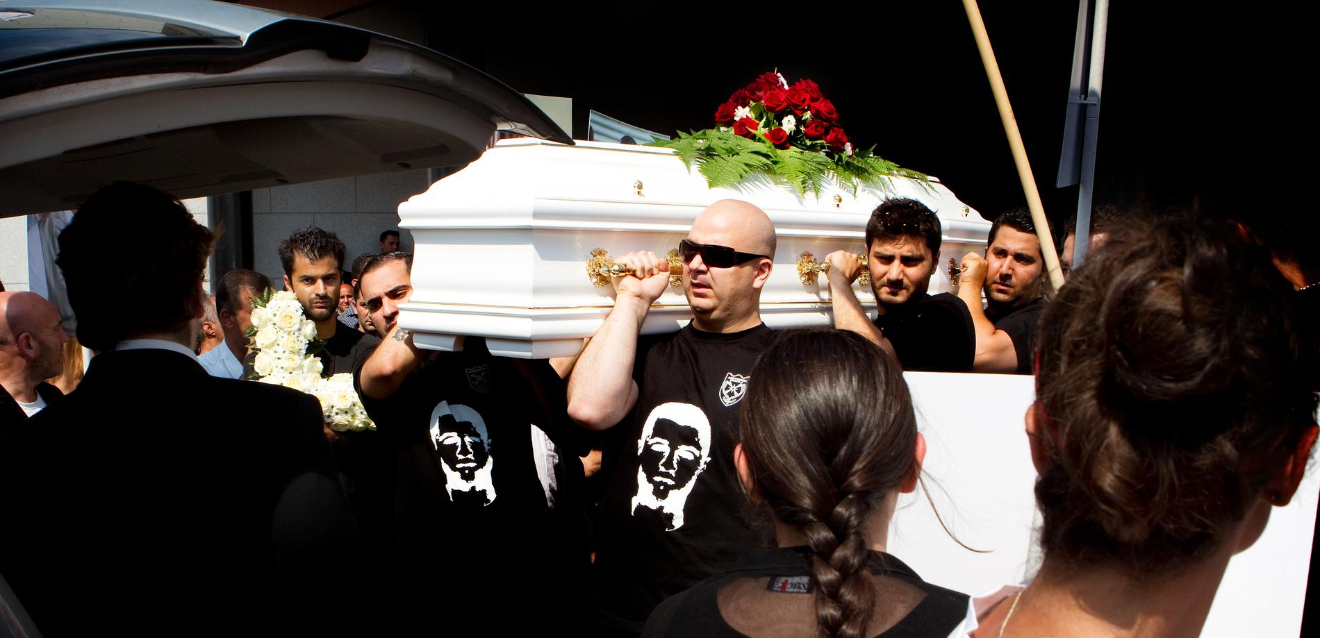 Begravningen efter dubbelmordet i Ronna, som ledde till en omfattande rättegång kring Södertäljenätverket. 