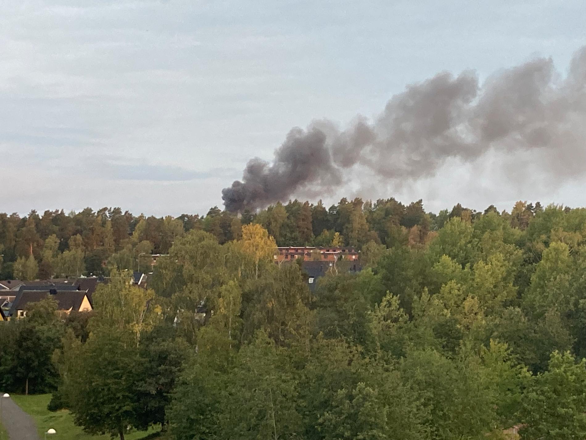 Rök stiger efter explosionen i Hässelby. 