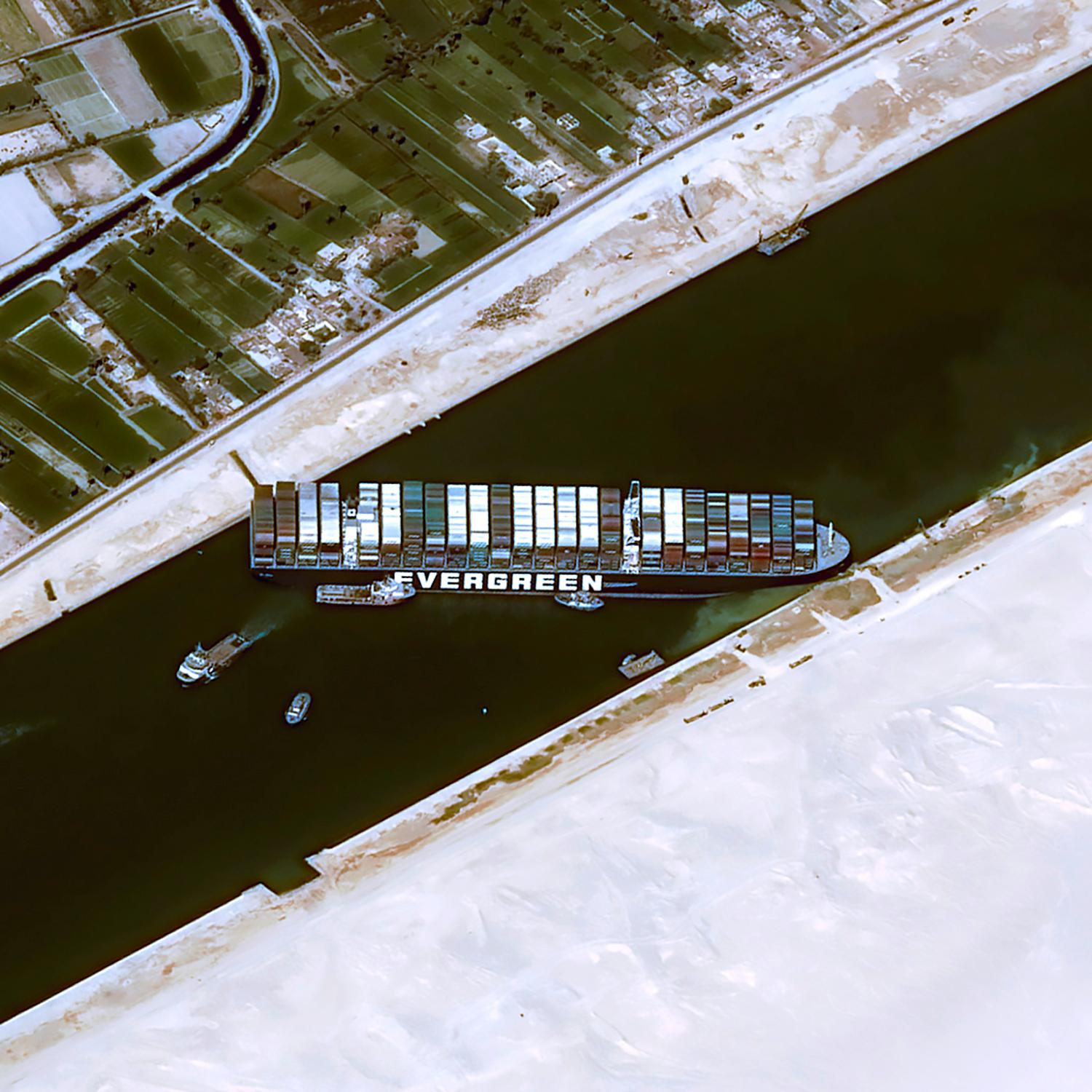 Det 400 meter långa fartyget sitter fast på tvären i den 200 meter breda kanalen. 