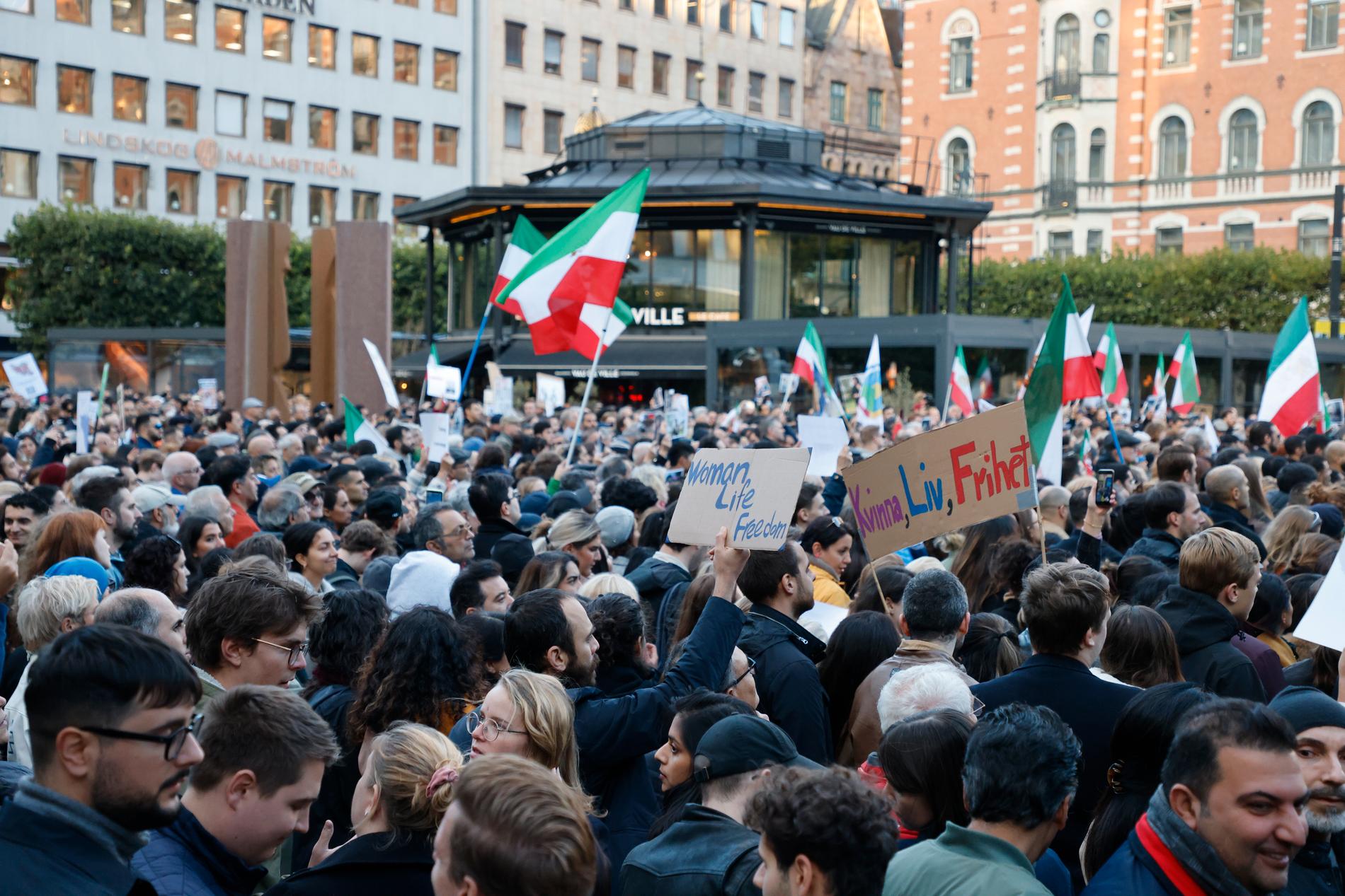 Manifestation för det iranska folket på Norrmalmstorg i Stockholm på onsdagen 28 september.