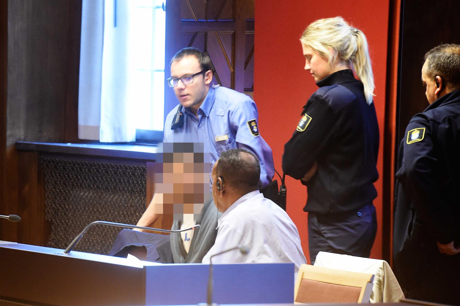 En man i 20-årsåldern anklagas för försök till mord på en kvinna på en psykiatrisk akutvårdsavdelning vid Sankt Görans sjukhus i Stockholm.
