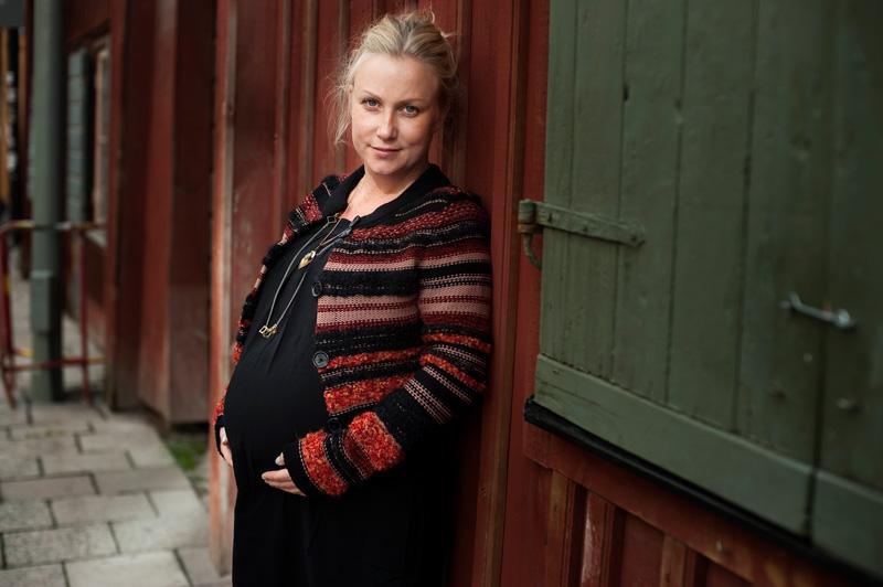 ”Jag tror att många är omedvetna om riskerna för barnet om man går över tiden”, säger Helene Karlsson, 34, gravid i sjunde månaden.