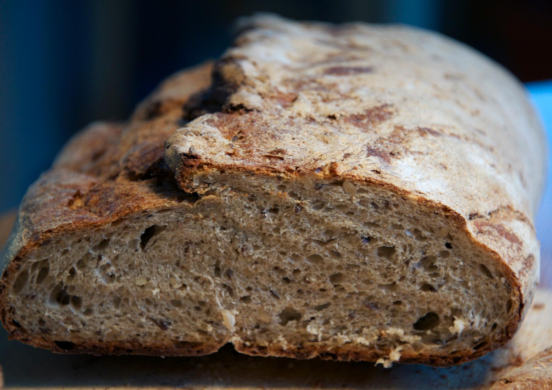 Från ax till kofta? Efter upptäckten att det kastas tusentals ton gammalt bröd varje år undersöker forskare hur man skulle kunna använda de kasserade limporna till något annat.