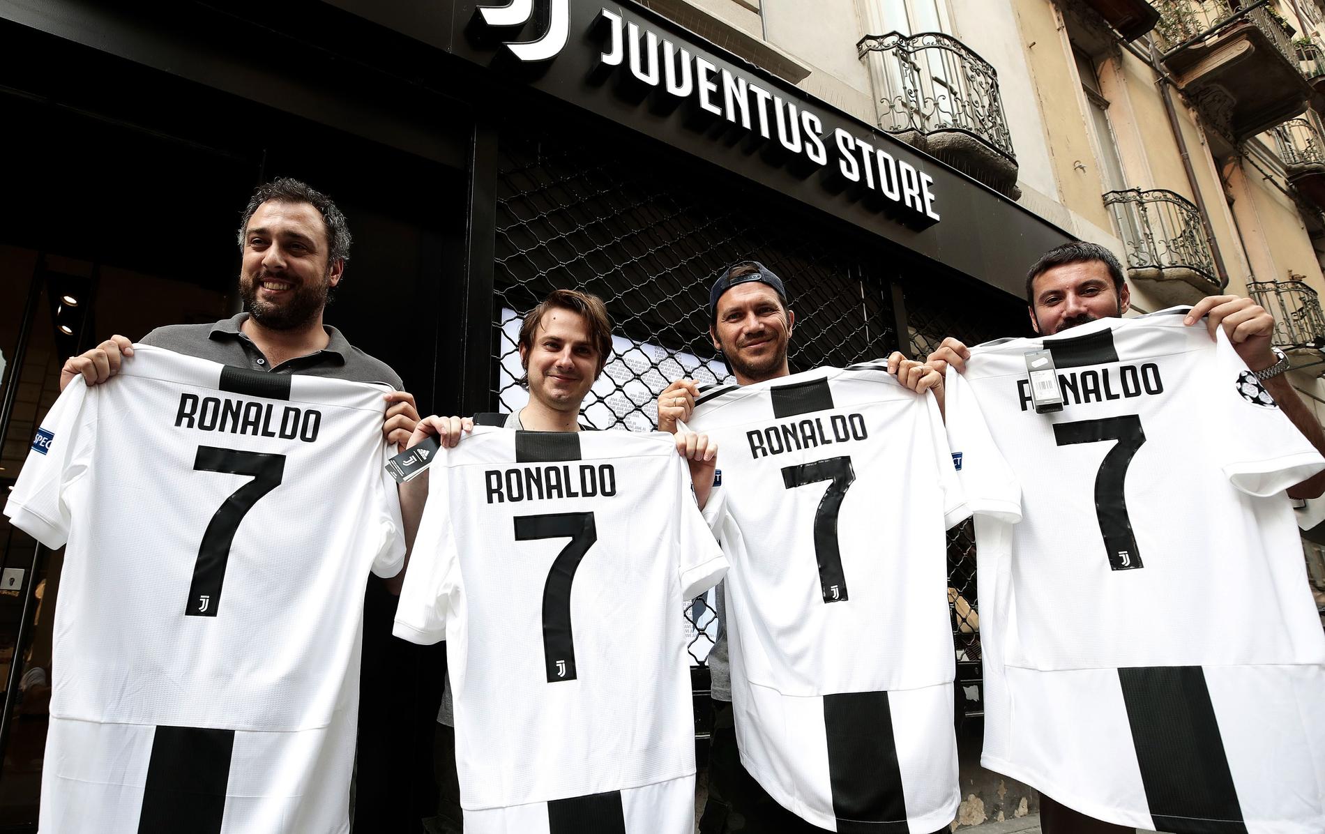 Den nya Ronaldo-tröjan går åt som smör i Juventus supportershoppar. Den här kvartetten har redan införskaffat sina exemplar.