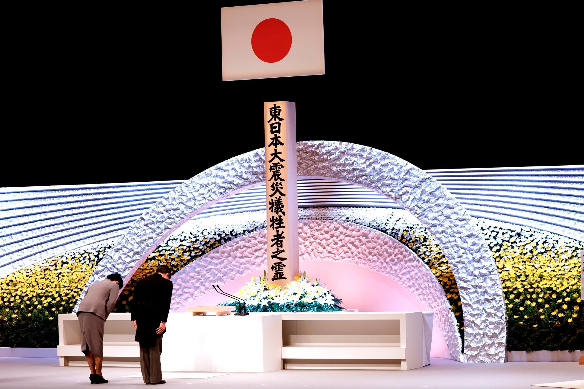 Japans kejsare Naruhito och kejsarinna Masako vid en ceremoni för att minnas offren för katastrofen den 11 mars 2011. Arkivbild.