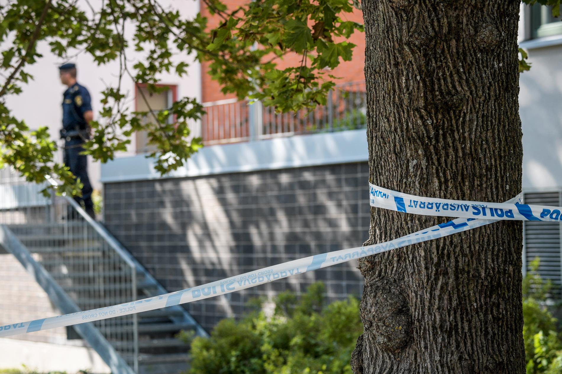 En 18-årig kvinna sköts ihjäl i en lägenhet i Vällingby i västra Stockholm i augusti förra året. Arkivbild.