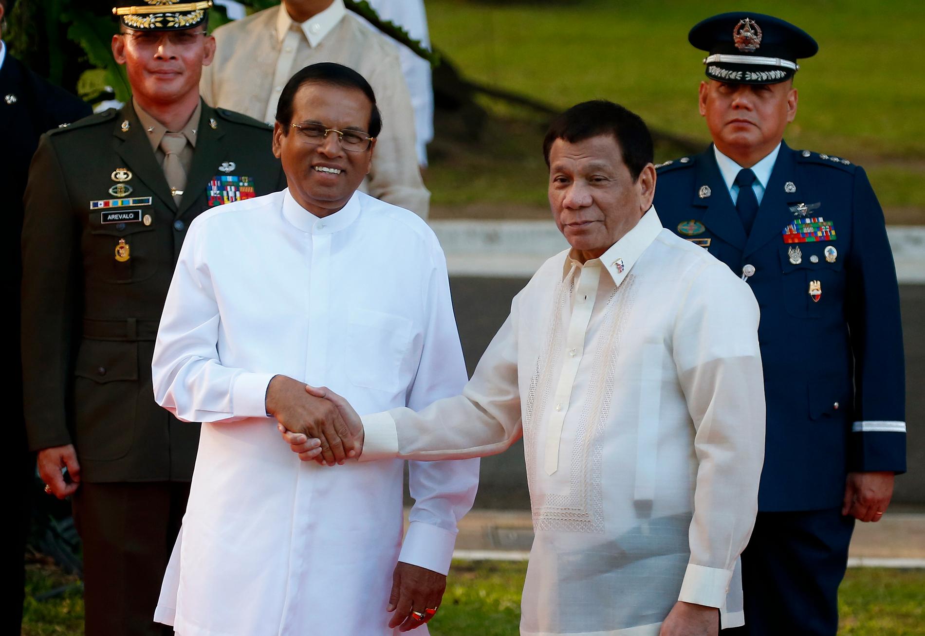 Sri Lankas president Maithripala Sirisena (vänster) tillsammans med Filippinernas dito Rodrigo Duterte. Arkivbild.