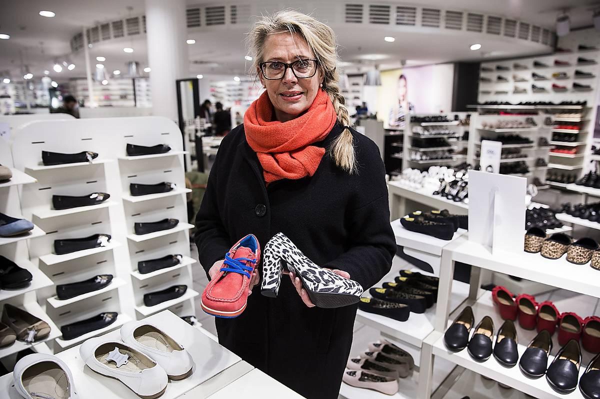 Fotterapeuten Ann Lindström tycker att vi ska låta foten välja skor - inte ögat. ”Majoriteten av alla fotåkommor beror på dåliga skor. En bra sko ska nämligen klara av vrid- och böjtestet samt ha en uppbyggd sula”. säger hon.