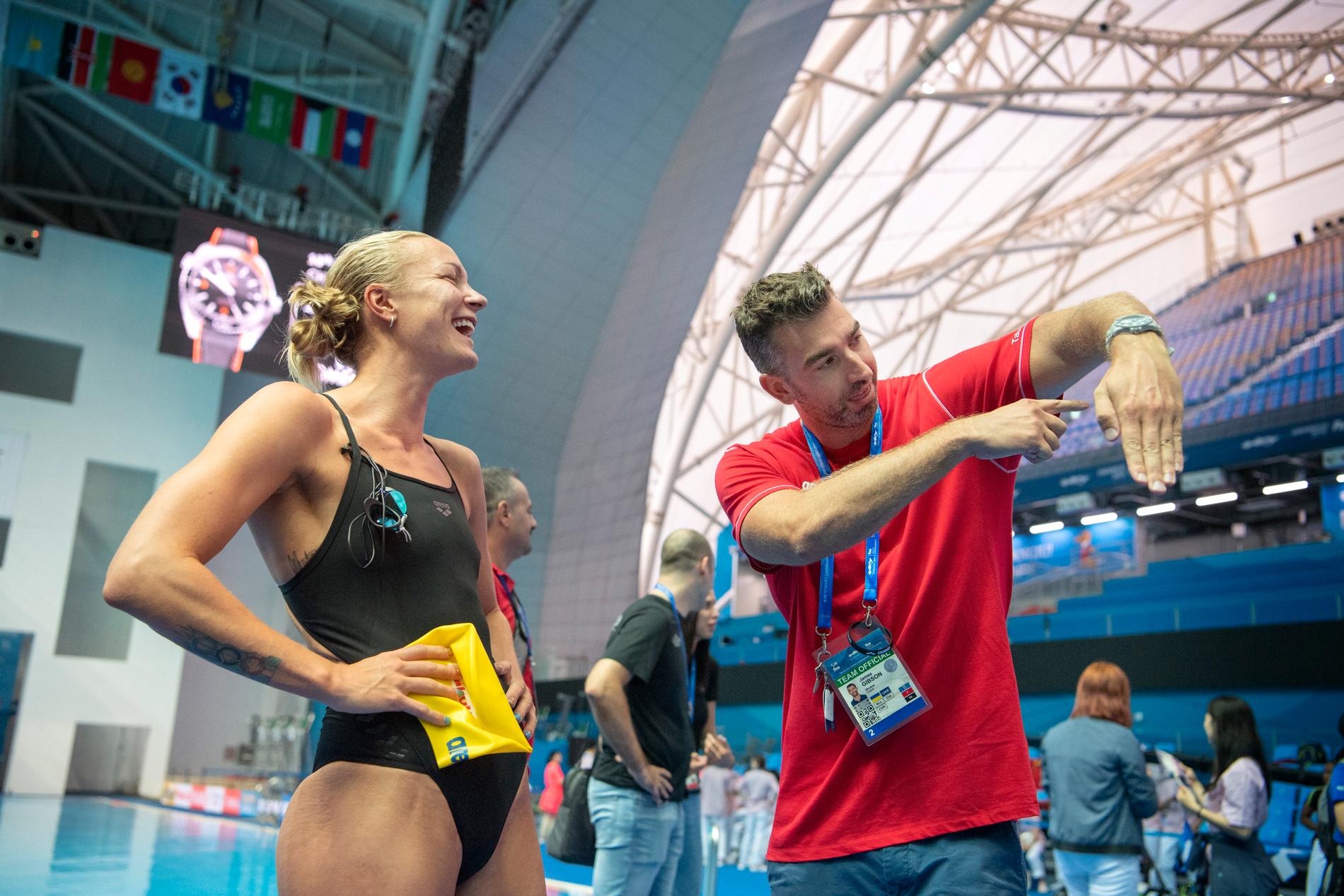Sarah Sjöström skrattar gott tillsammans med tränaren James Gibson i samband med träning dagen före VM-starten.