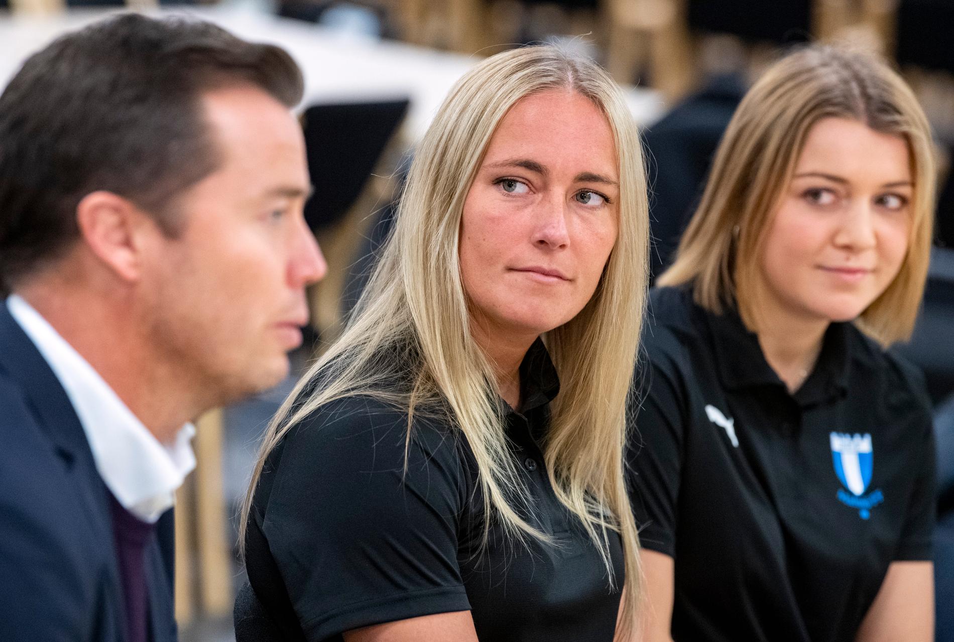 Malmö FF:s sportchef tillsammans med två av damlagets nya spelare, Beatrice Andersson och Elvira Ramel.