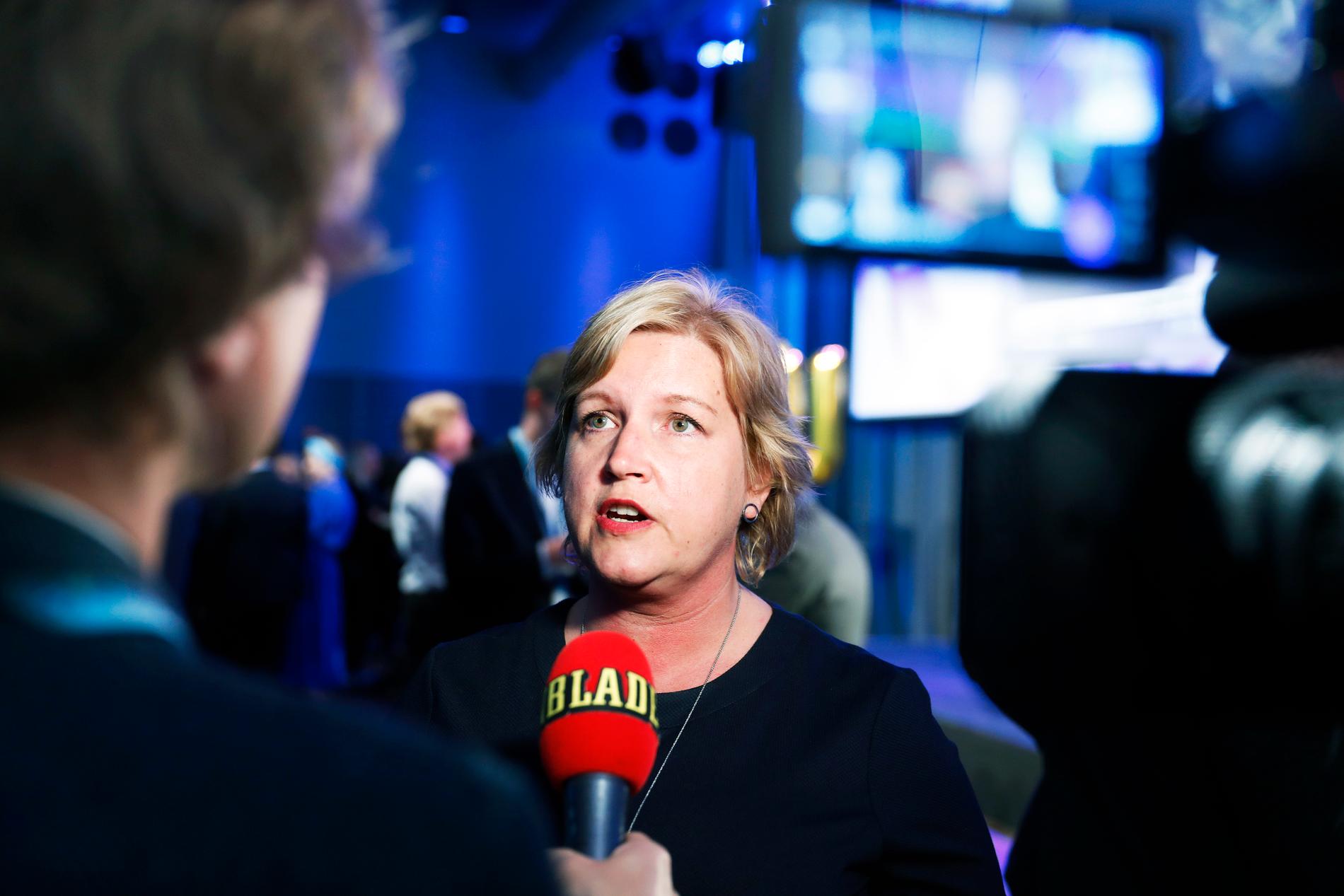 Liberalernas Karin Karlsbro intervjuas av Aftonbladets Olof Svensson.