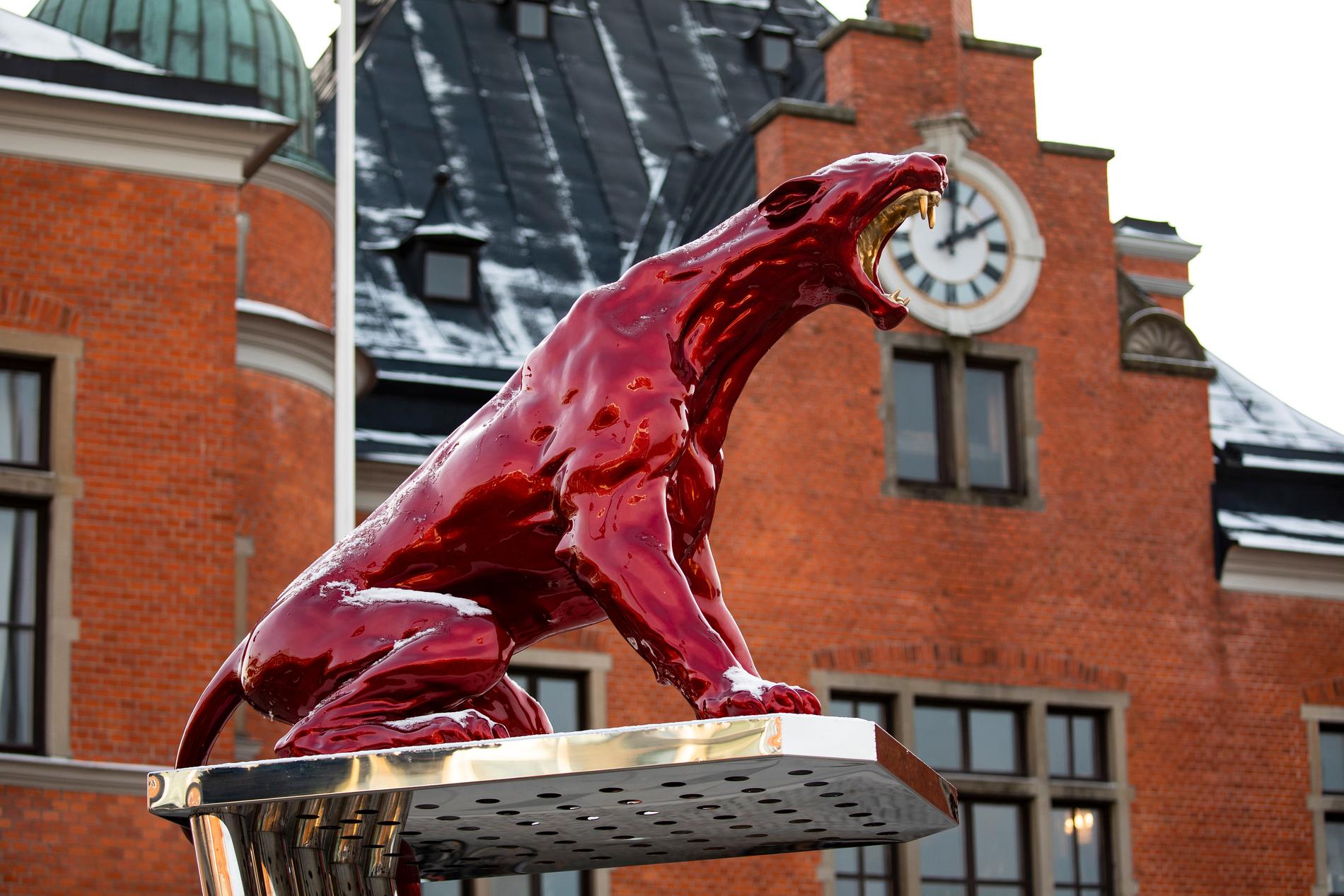 Konstnären Camilla Akrakas rödlackerade pumavrål står på Rådhustorget i Umeå. Pressbild.
