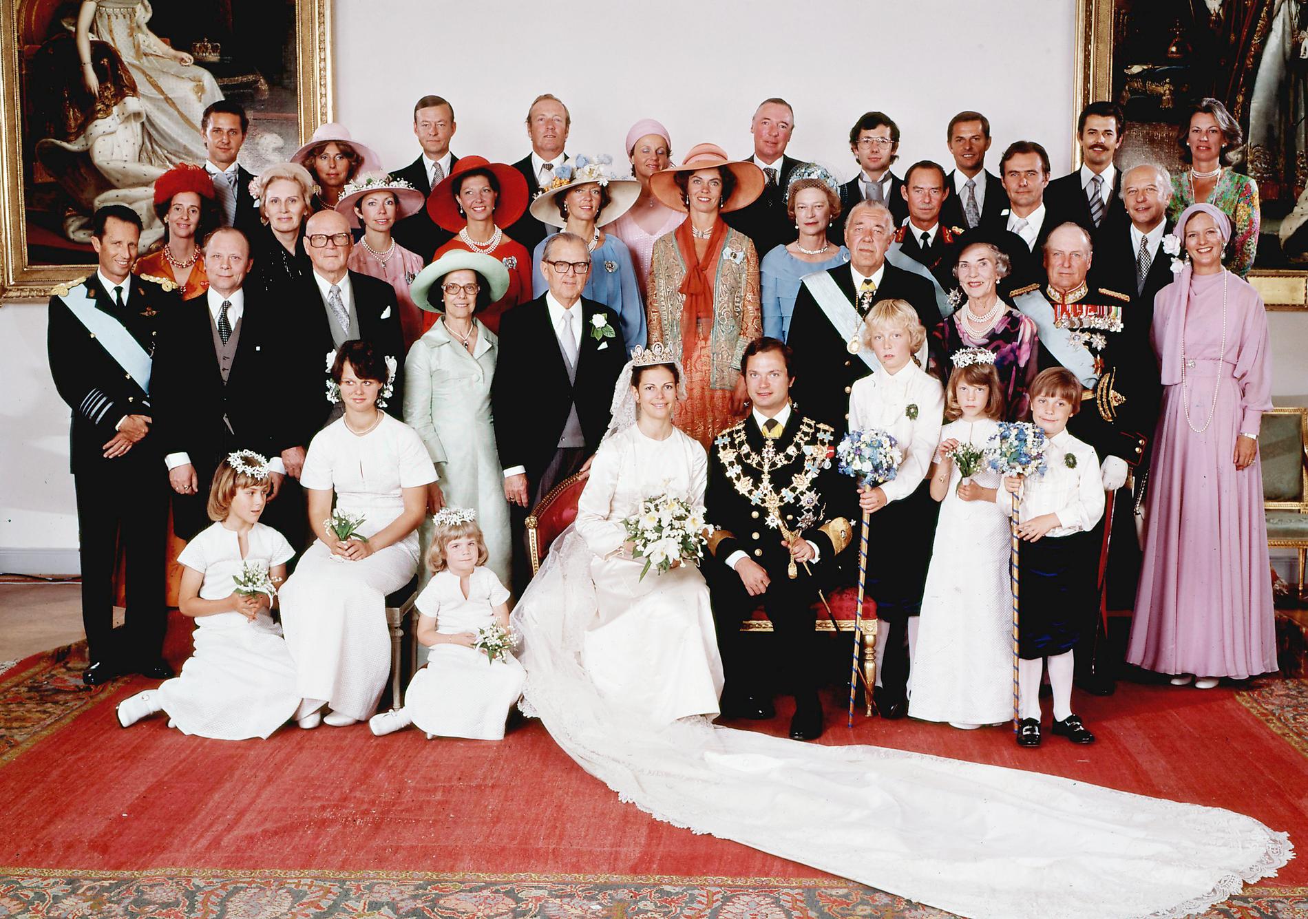 Det officiella bröllopsfotot med brudparet och respektive familj