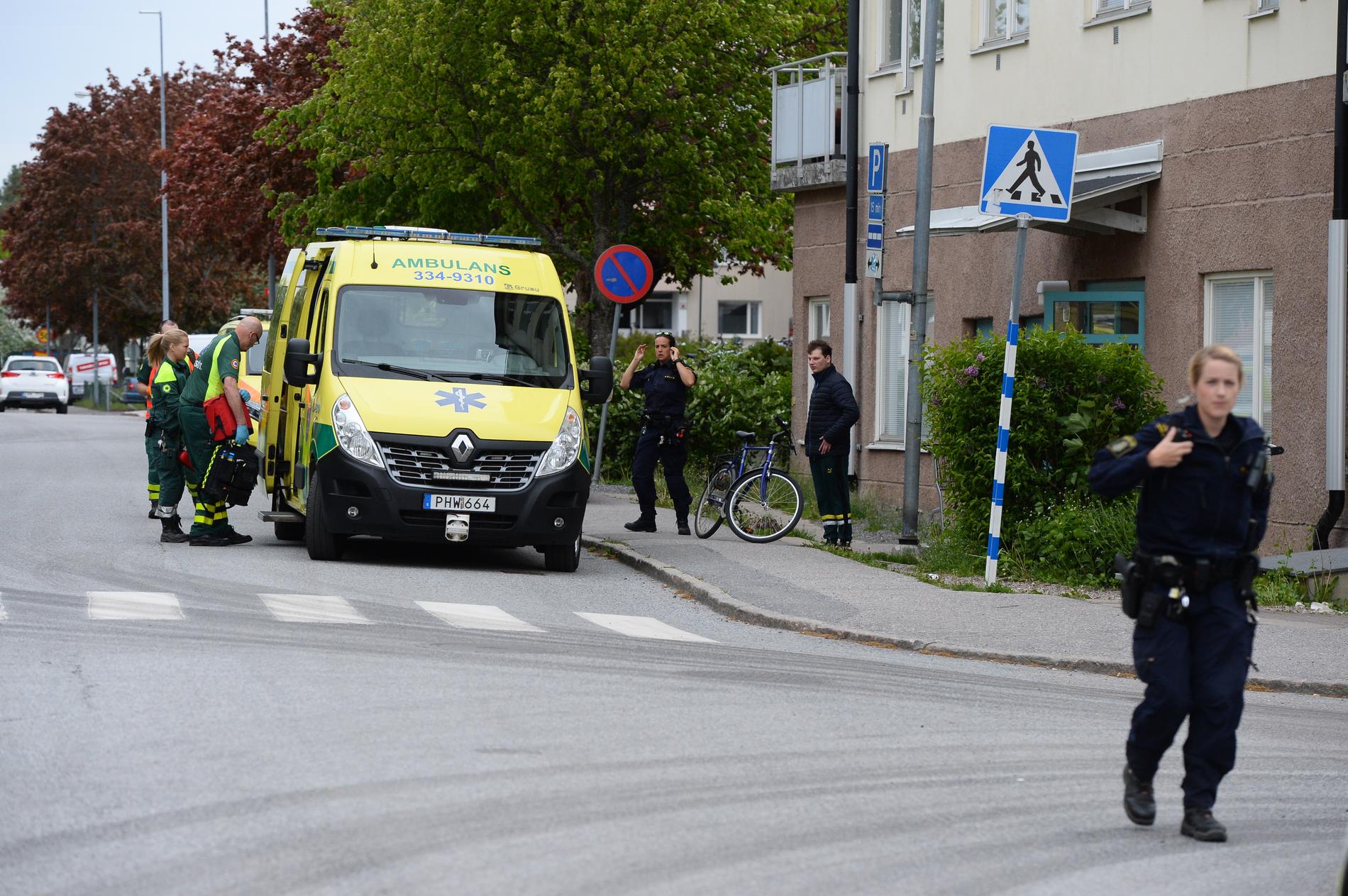 Den knivskadade personen fördes till sjukhus i ambulans.