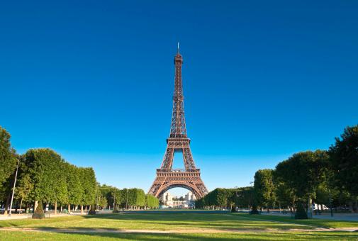 1. Eiffeltornet, Paris Värderas till 3 781 miljarder. Har besökts av 200 miljoner människor sedan det byggdes 1889.