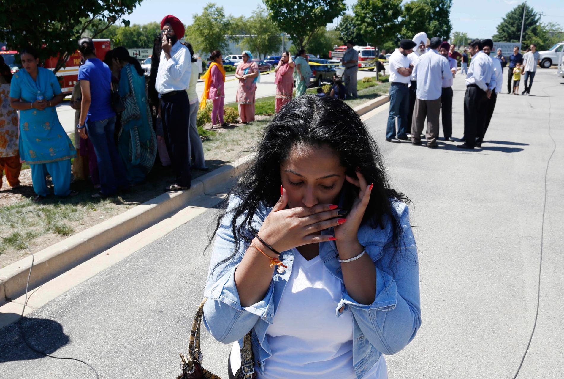 En kvinna utanför templet i Oak Creek där anhöriga väntade på besked efter skottdramat.