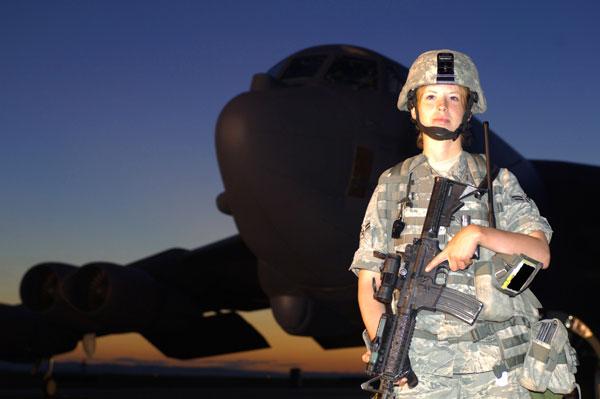 Soldaten Carrie Hart vaktar ett bombplan av typen B-52H.