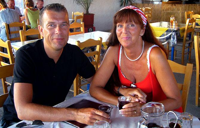 ”Vi heter Nina (53 år) och Magnus (42 år) och träffades i dansvimlet på Yaki Da i Göteborg (sommaren 1993). Bilden är från Grekland sommaren 2008. ”