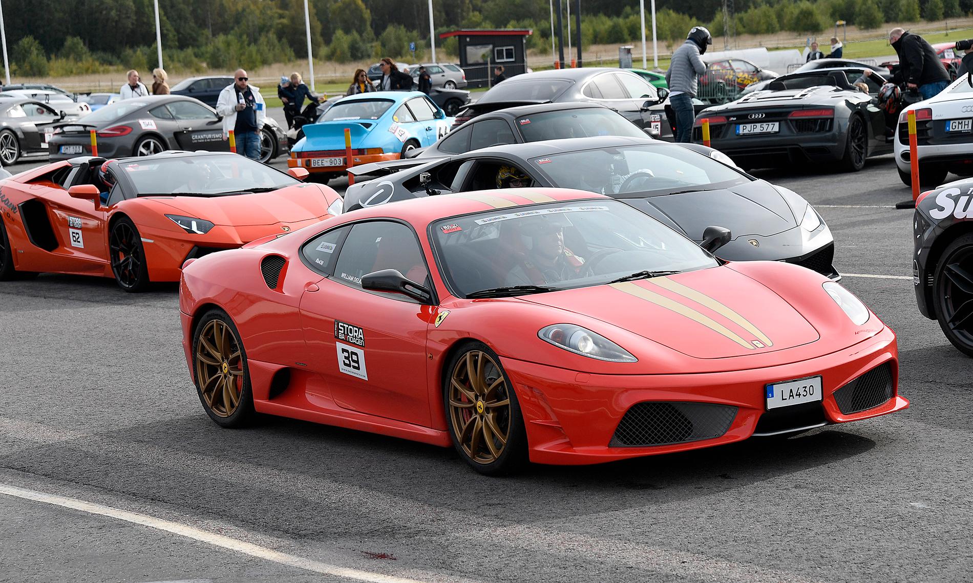 En av många röda Ferrari på plats, just den här en 430 Scuderia.