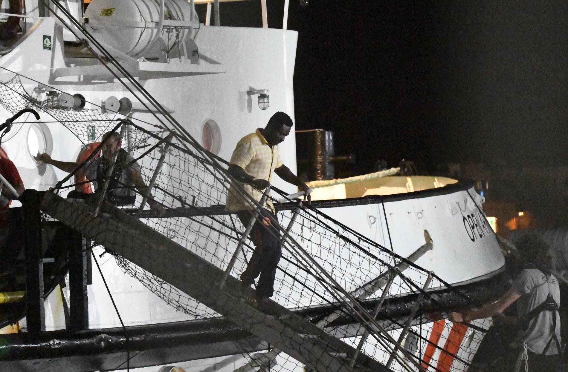 En man lämnar fartyget Open Arms som i närmare tre veckor vägrats lägga till på Lampedusa.