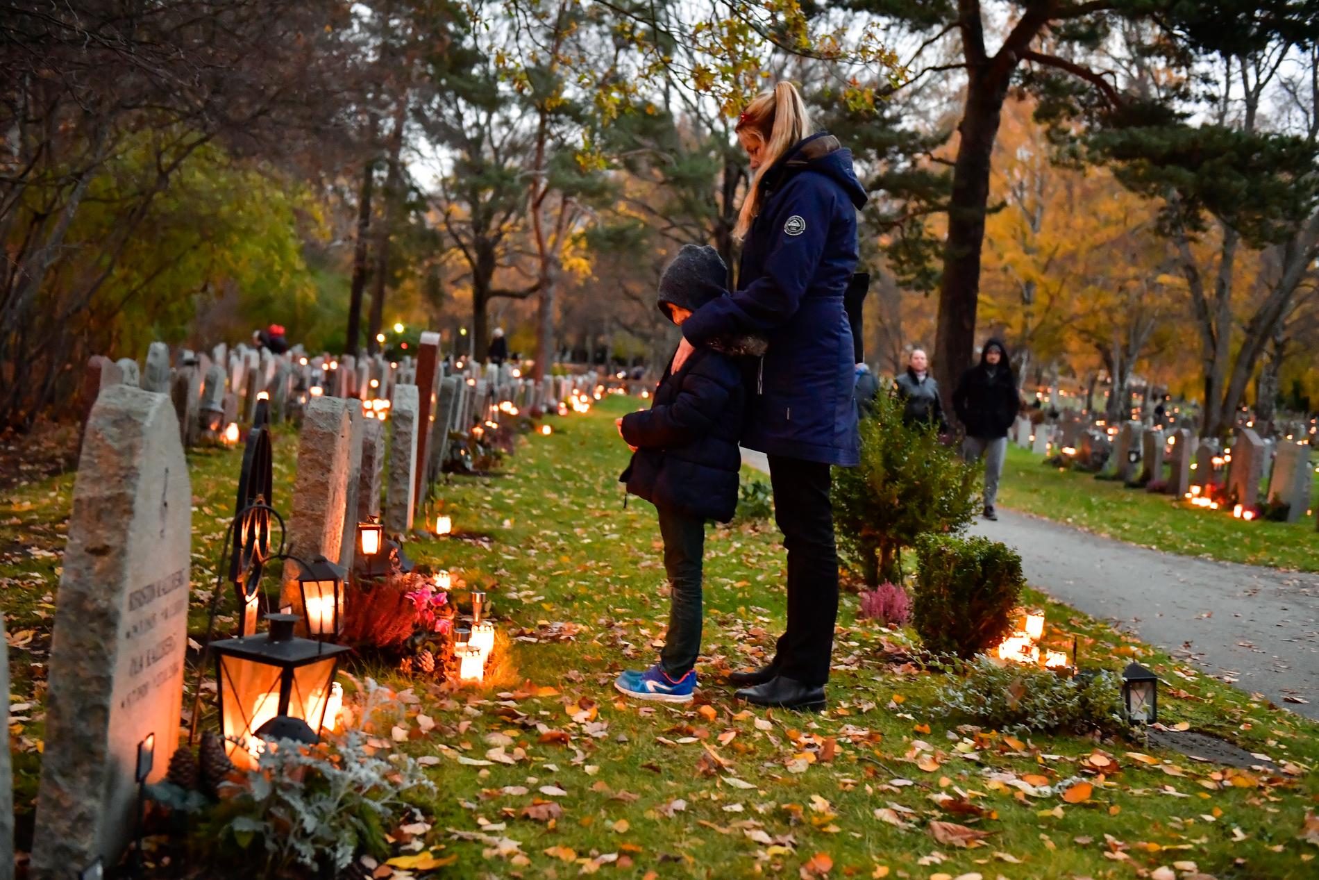 Många har under alla helgons dag besökt Västberga kyrkogård i Stockholm för att tända ljus och minnas sina anhöriga.