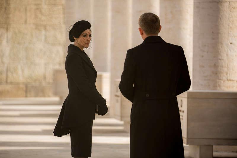 Monica Bellucci spelar Lucia Sciarra, maffiaänka som möter James Bond.