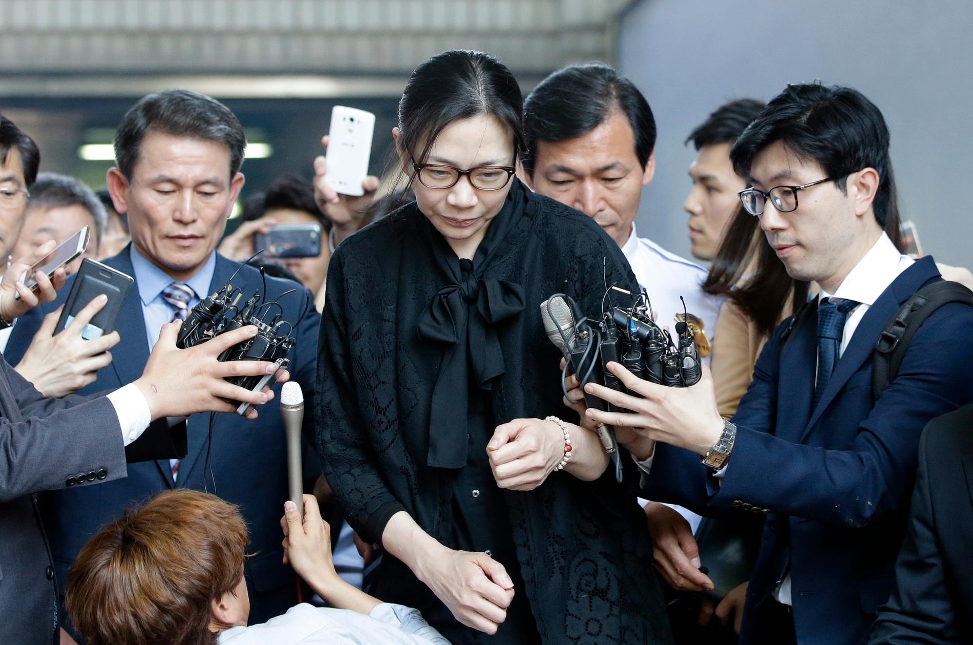 Cho Hyun-ah, omgiven av journalister i samband med fängelsedomen 2014. Arkivbild.
