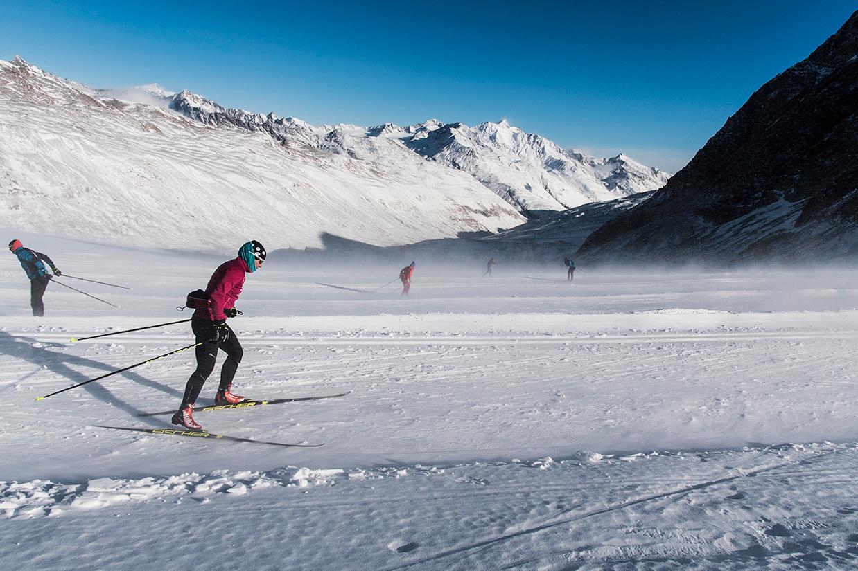 Charlotte Kalla tränar på egen hand uppe på Val Senales glaciär, 3000 meter över havet.
