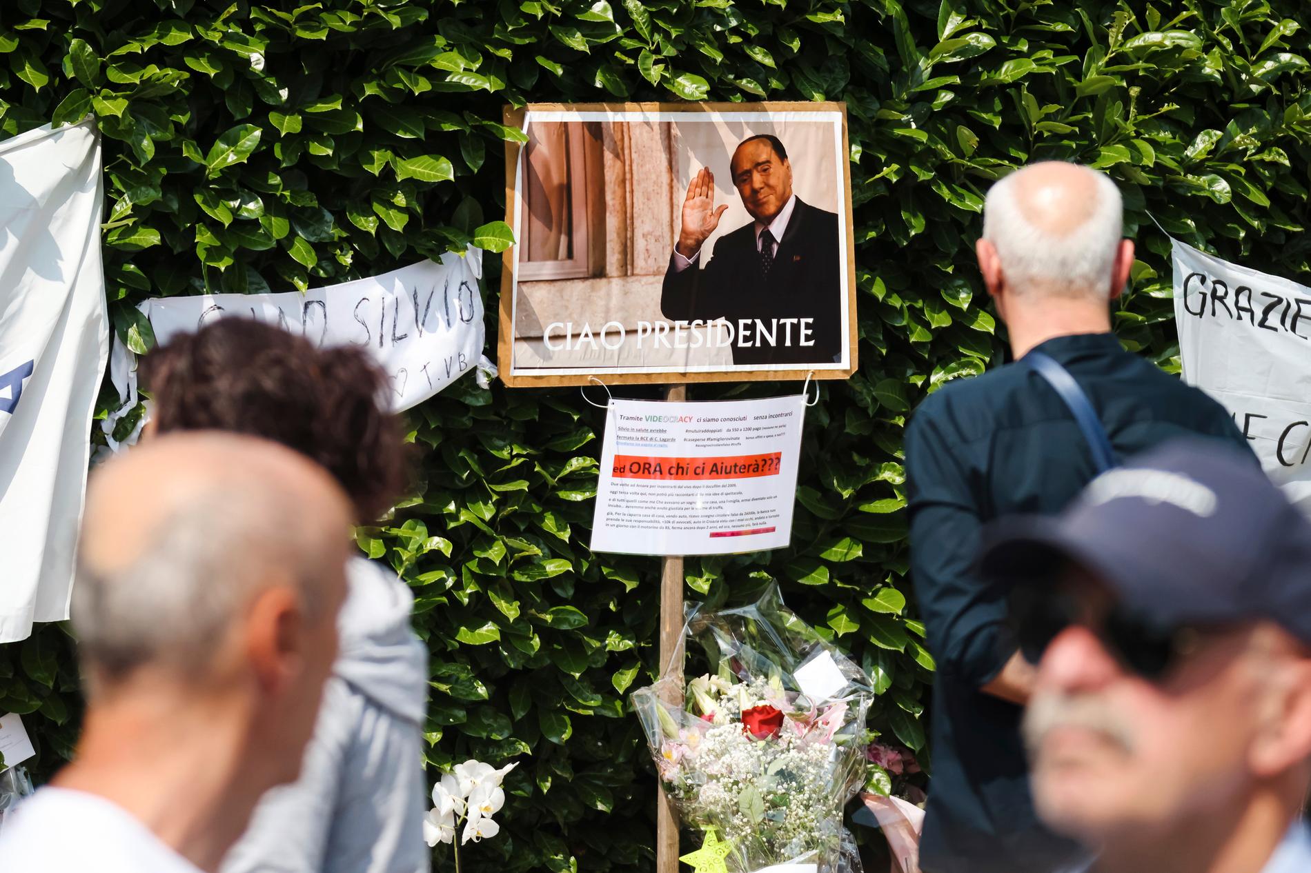 Sörjande och nyfikna samlades utanför Berlusconis gods i Arcore tidigare i veckan.