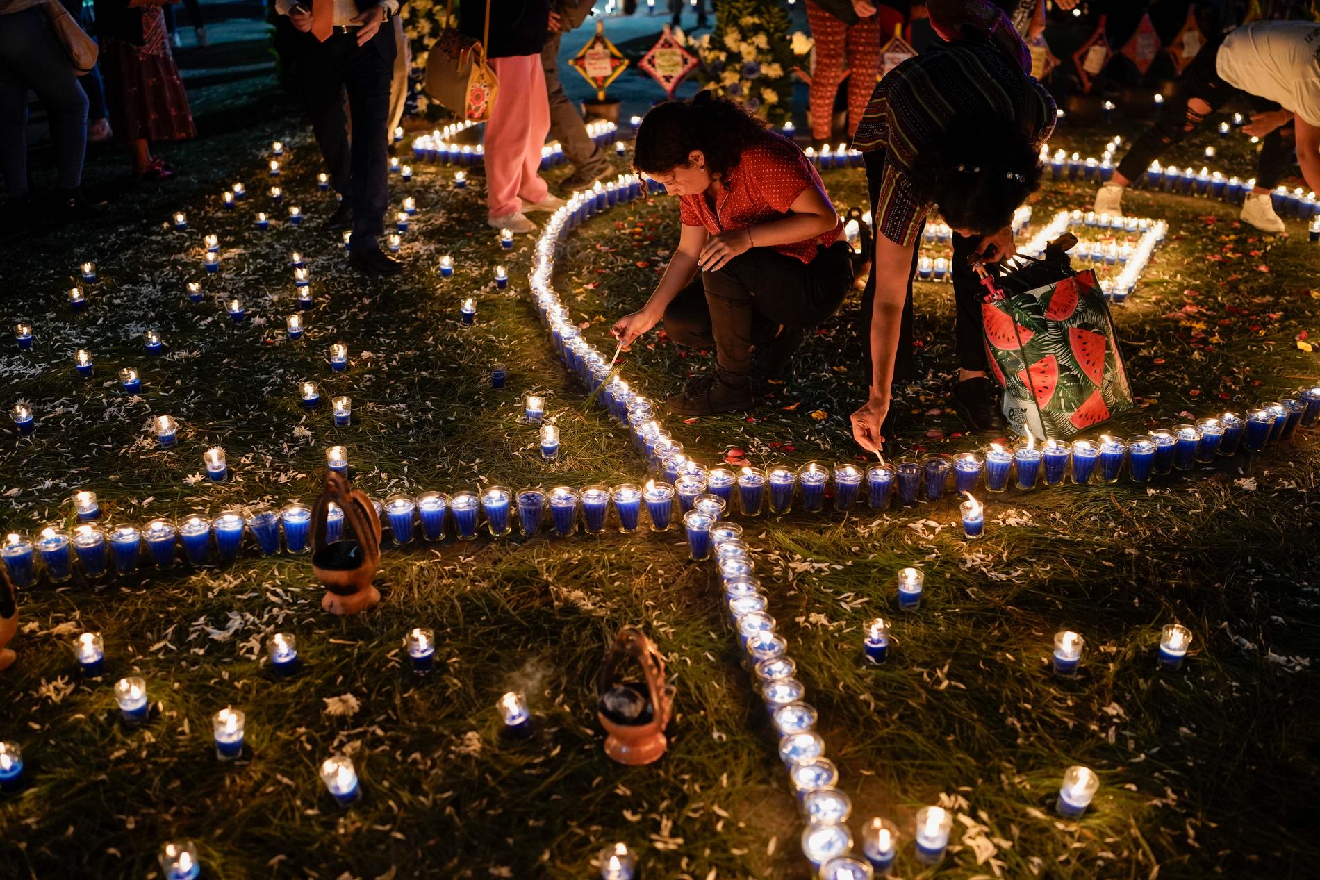 Kvinnor i Guatemala City tände ljus dagen inför den Internationella dagen mot våld mot kvinnor. Bild från i fredags.