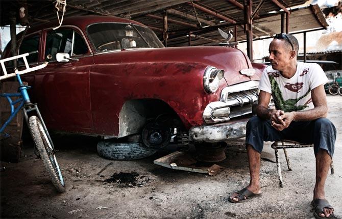 ”I dag finns cirka 60000 klassiska bilar kvar på Kuba. Många av dem används som taxibilar. Allas stora problem – reservdelar.”