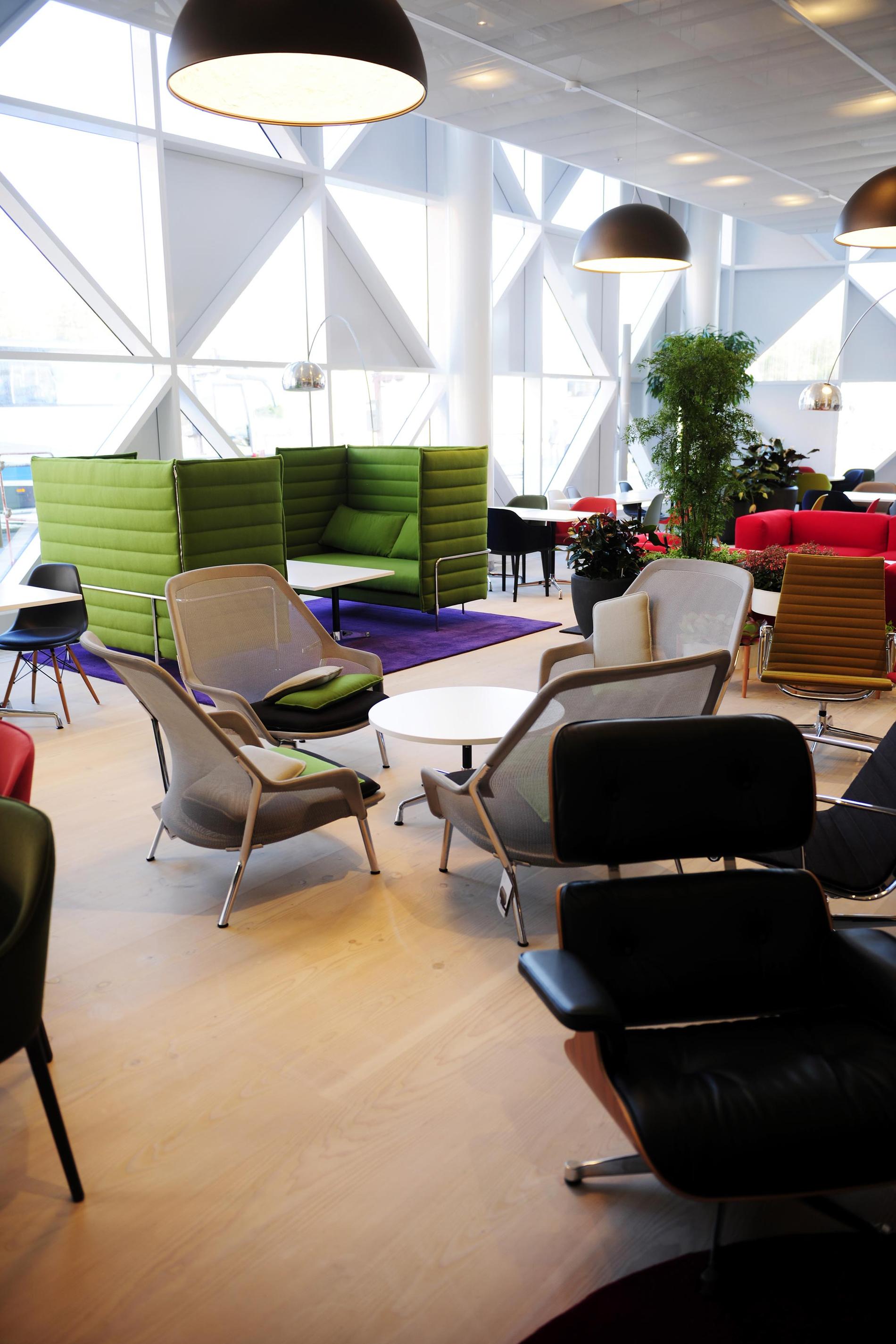 Lobbyloungen är ett färgsprakande landskap med massor av stolar i olika stilar och färger.