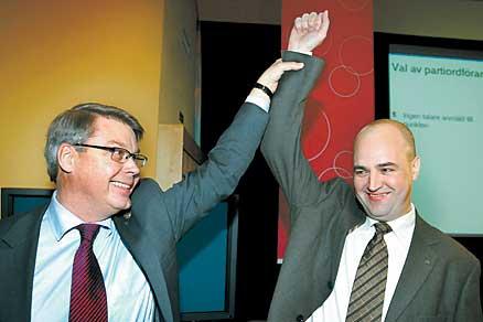 Gamla strider 2003 väljs Fredrik Reinfeldt till ny moderatledare. Avgående Bo Lundgren gratulerar. Reinfeldt anklagades för ”krypskytte” mot Lundgren efter valförlusten 2002.