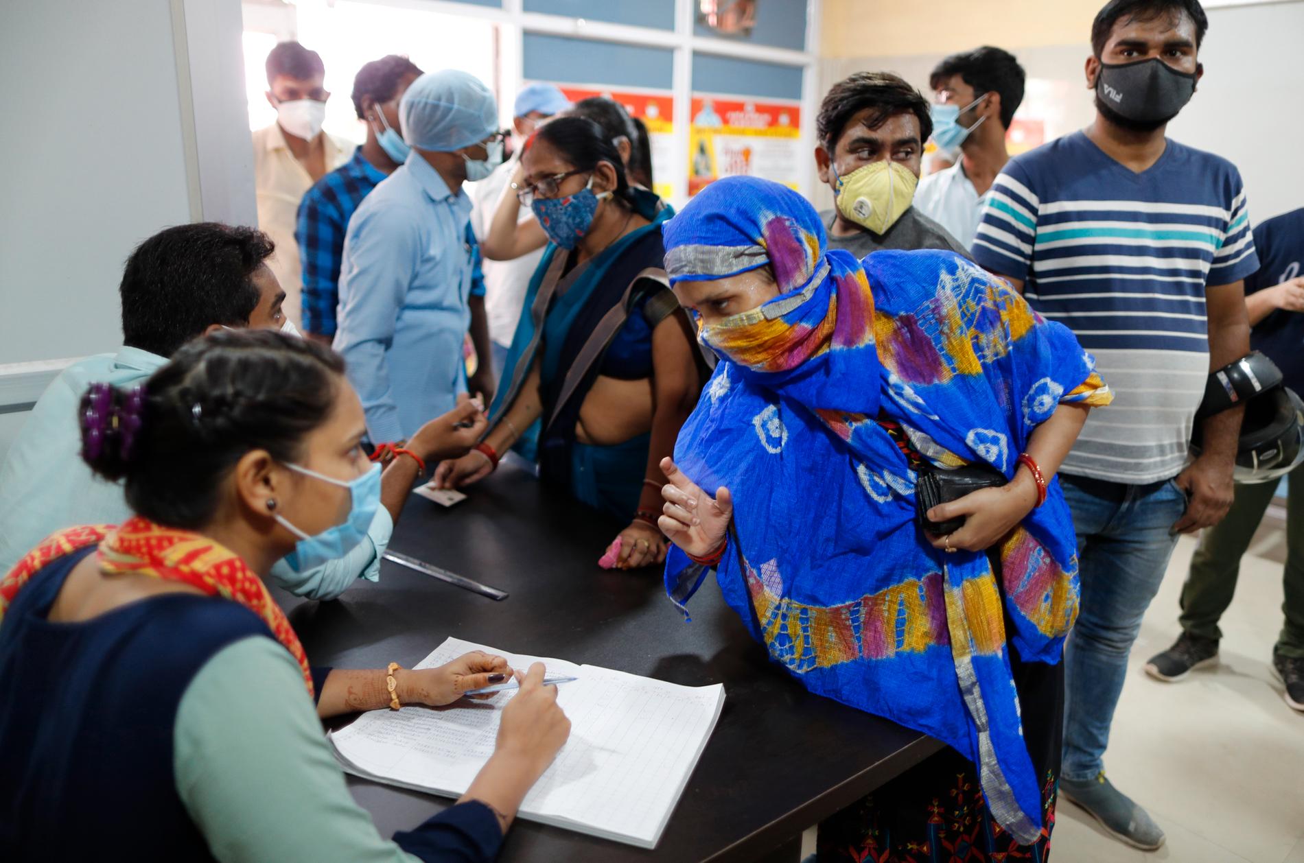 Hälften av alla vuxna indier har fått sin första vaccindos.